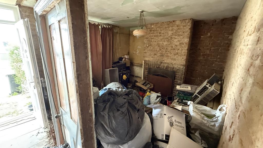 Lot: 146 - MID-TERRACE HOUSE IN NEED OF COMPLETE REFURBISHMENT - Living room